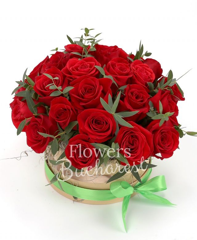 35 trandafiri rosii, eucalypt, cutie rotundă