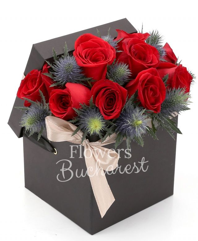 10 trandafiri rosii, 5 eryngium albastru, cutie lux