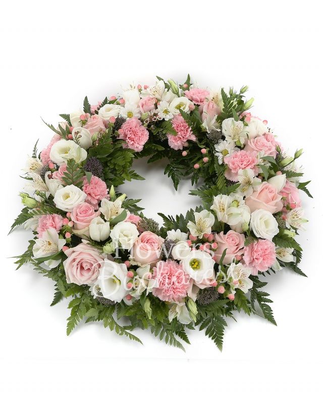 7 trandafiri roz, 10 garoafe roz, 4 alstroemeria alba, 7 lisianthus alb, 7 hypericum roz, 7 lalele albe, 7 trachelium mov, ferigă, waxflower, suport colac