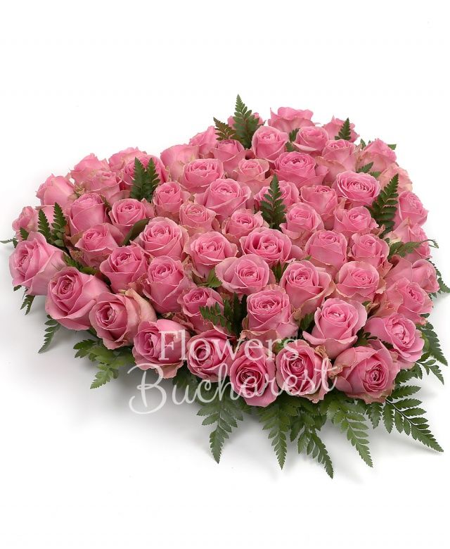 59 trandafiri roz, ferigă, suport inima