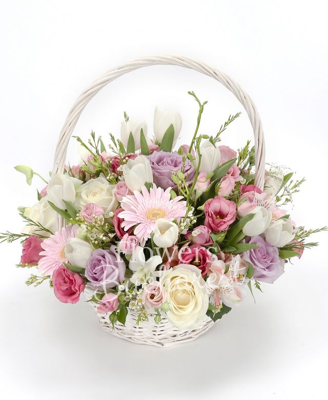 4 alstroemeria roz, 7 lalele albe, 4 gerbera roz, 4 trandafiri mov, 4 trandafiri albi, 4 lisianthus roz, 4 minirose roz, 4 orhidee dendrobium alb, waxflower, coș