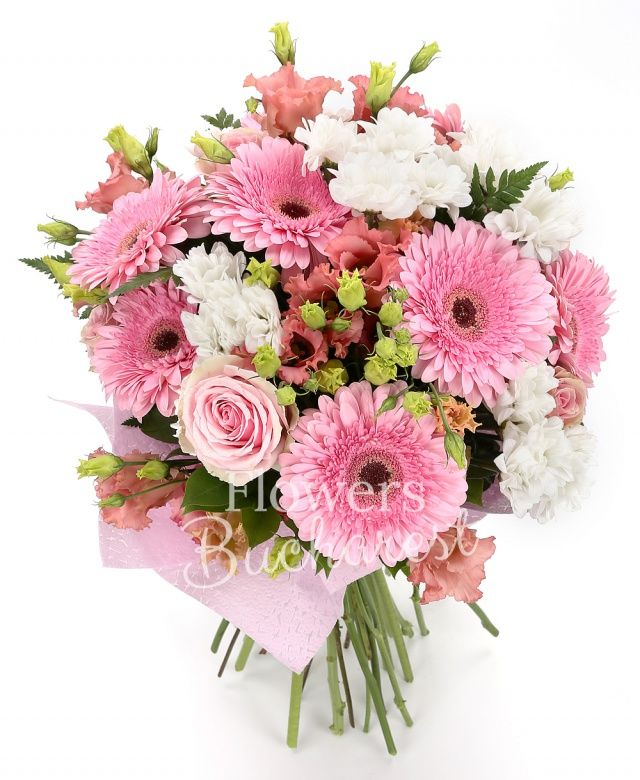 6 gerbera roz, 4 crizanteme albe, 4 trandafiri roz, 4 lisianthus roz, salal, ferigă