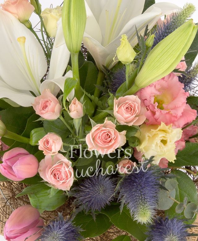 1 crin alb, 2 miniroze roz, 2 lisianthus roz, 2 eryngium, 4 lalele roz, salal, eucalypt