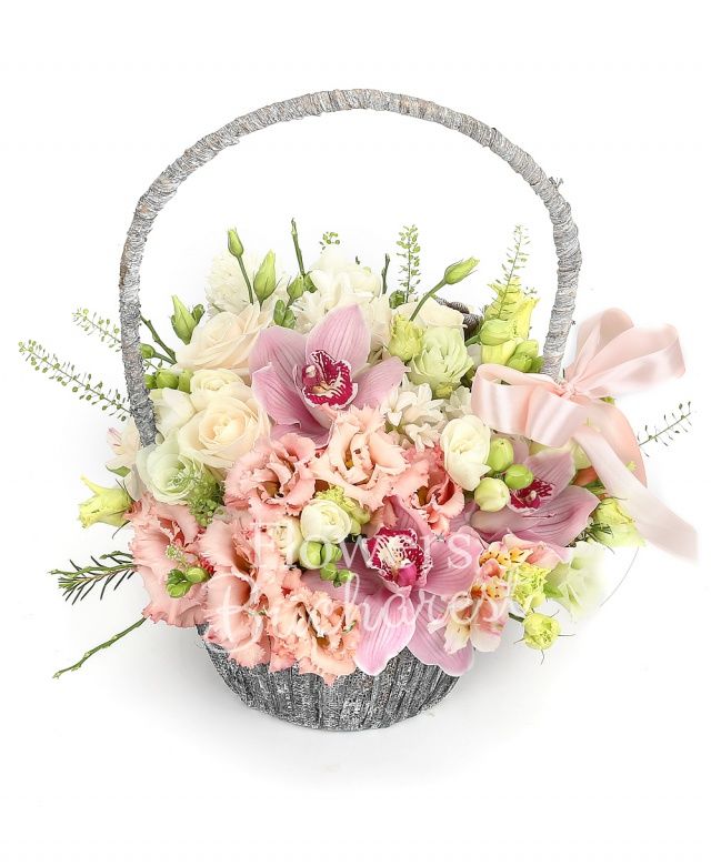 4 trandafiri crem, 2 lisianthus alb, 2 lisianthus roz, cymbidium roz, 2 zambile albe, 7 frezii albe, coș