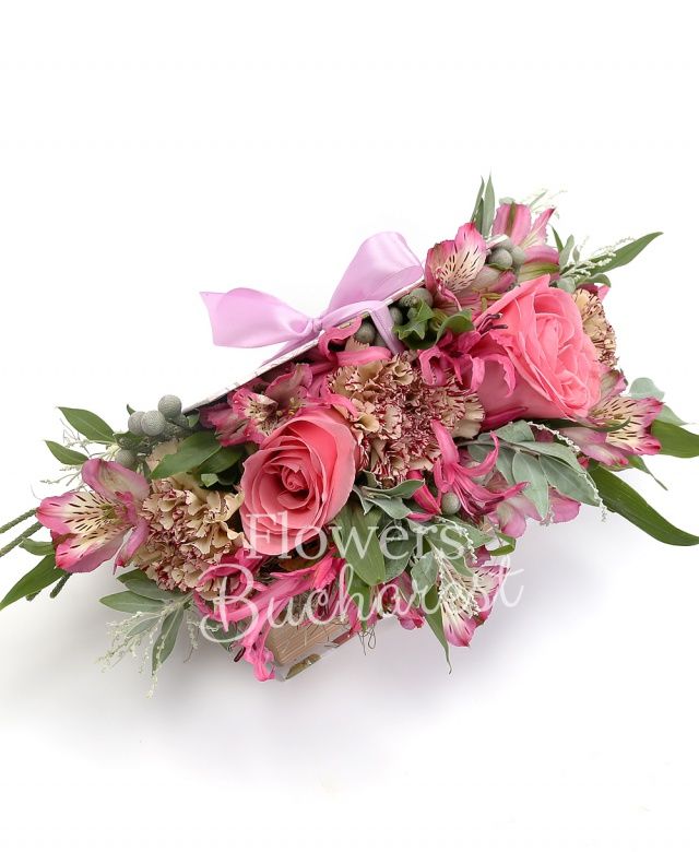 2 trandafiri roz, 2 garoafe crem, 2 nerine roz, 2 alstroemeria roz, brunia, acacia, carte