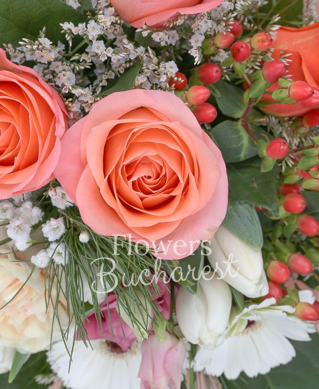 2 trandafiri roz, 2 trandafiri portocalii, 2 garoafe crem, 2 lisianthus roz, 2 gerbera albe, 2 hypericum roșu, 4 lalele albe, gypsophilla, statice, aralia, pin