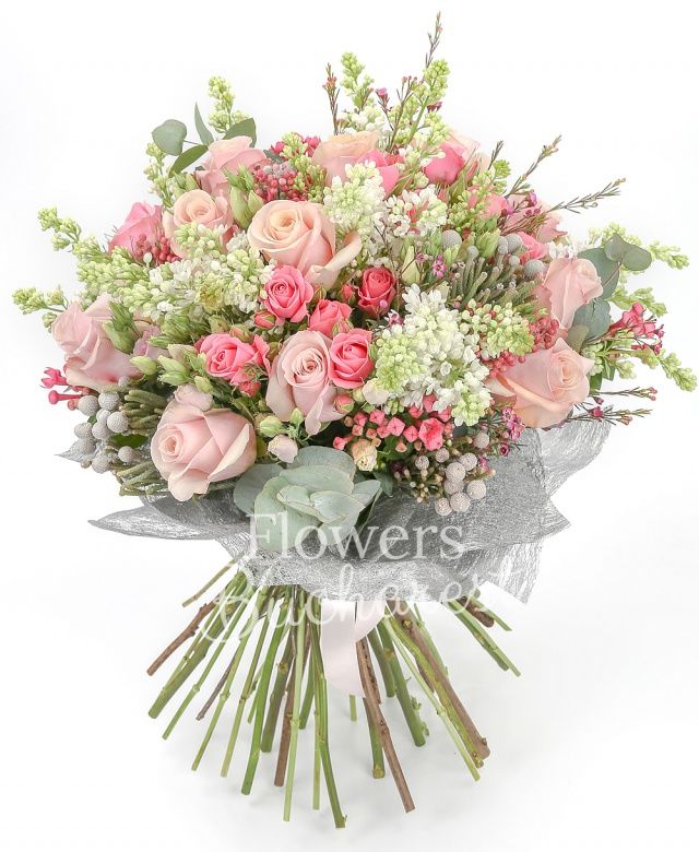 7 trandafiri roz, 4 miniroze roz, 4 bouvardia roz, 4 brunia, 5 liliac alb, 4 waxflower, piper, eucalypt