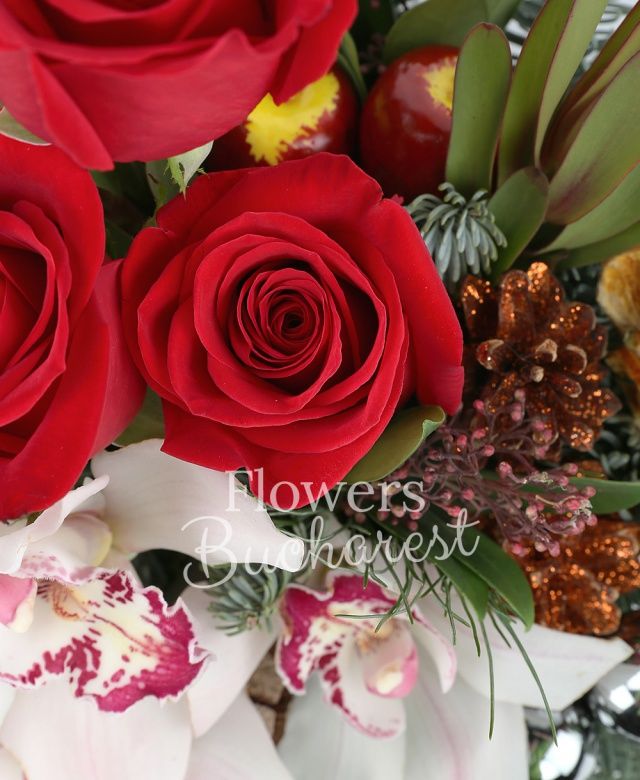2 trandafiri rosii, 2 orhidee cymbidium albe, 2 leucadendron, 4 globuri, brad, decorațiuni, coș