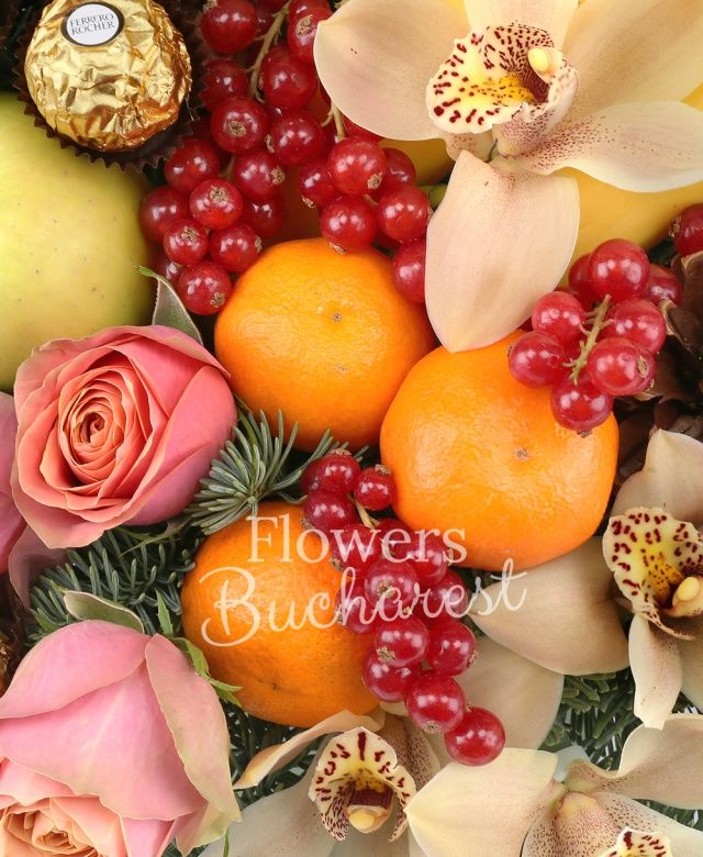 7 trandafiri roz, cymbidium, fructe, bomboane, brad, decorațiuni crăciun, vas ceramic