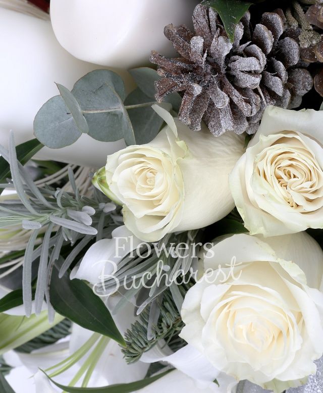 3 crini albi, 2 trandafiri albi, 4 brunia, curly, eucalypt, conifere, globuri, brad, lumânări, fundă, vas ceramic