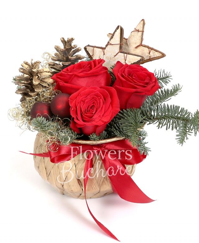 3 trandafiri rosii, brad argintiu, decorațiuni crăciun, coș