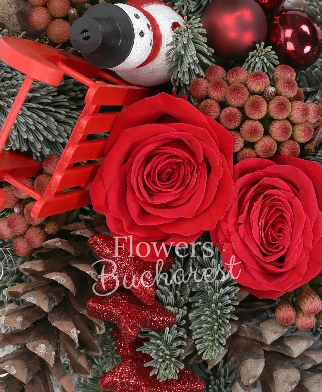 2 trandafiri rosii, 4 brunia, brad argintiu, decorațiuni crăciun, coș nuiele