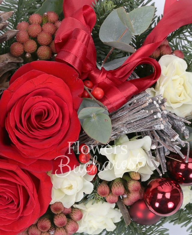 2 trandafiri rosii, 4 brunia, 2 miniroze, ilex, eucalypt, brad argintiu, decorațiuni, vas ceramic