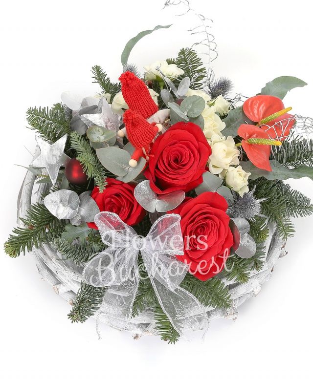 2 trandafiri rosii, 2 miniroze albe, 1 eryngium, 2 anthurium, brad argintiu, eucalypt, ferigă, decorațiuni crăciun, coș nuiele