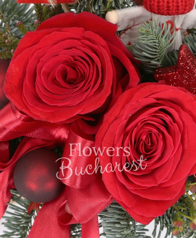 2 trandafiri rosii, waxflower, brunia, brad argintiu, decorațiuni crăciun, vas ceramic