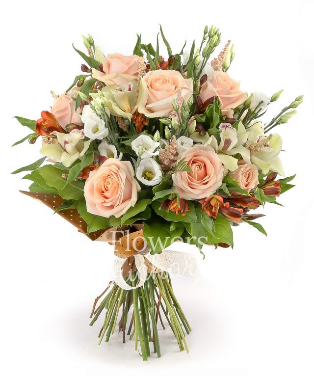 7 trandafiri crem, 4 lisianthus alb, 4 alstroemeria portocalie, 4 astranția roz, cymbidium verde, salal