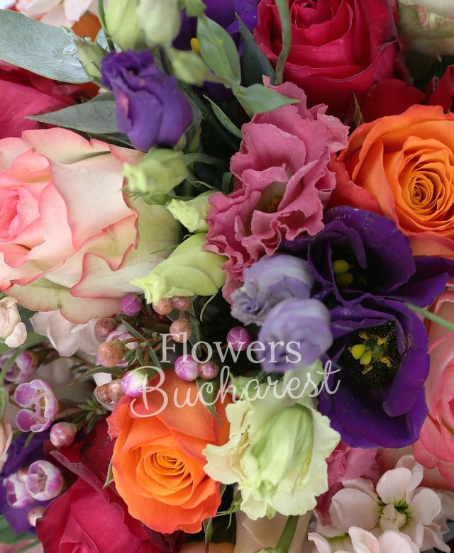 5 trandafiri rosii, 2 trandafiri portocalii, 5 trandafiri roz, 5 matthiola crem, 4 lisianthus mov, 2 lisianthus roz, waxflower roz, eucalypt, salal