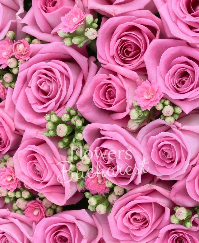 39 trandafiri roz, kalanchoe, suport inima
